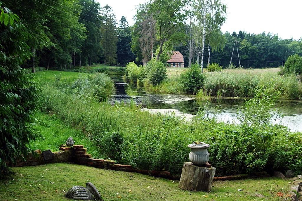 ホテル Cichy Dwor Manowo エクステリア 写真